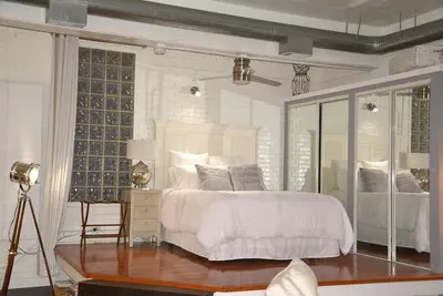 Image de Unique, Contemporary Downtown Condo.