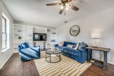 Image de Quaint City of Justin Steps away- 5 Min to raceway. Just remodeled  Dog friendly
