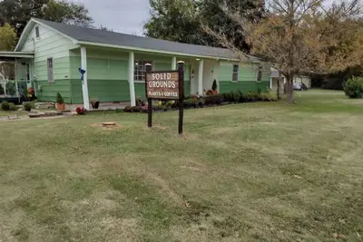 Image de Solid Grounds Eclectic house in small town