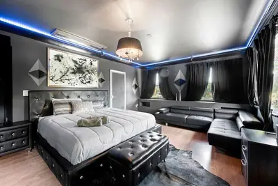 Image de Huge Ultra Estate on an Acre! Night Club, Gameroom, Hot-Tub. Pool, Tiki
