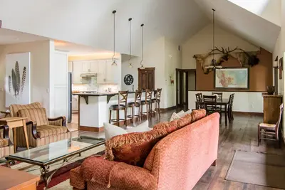 Image de Private estate on 8 acres with lake access