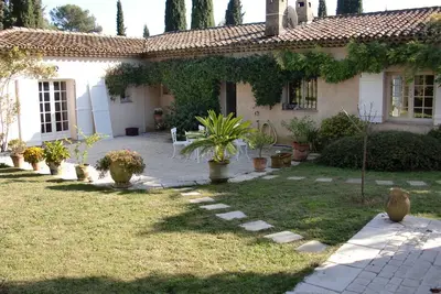 Image de Charmante maison de plain pied beau jardin, grande piscine, quartier très calme