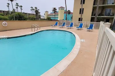 Image de Habitat #23 (1-Bedroom Home) with Pool by RedAwning
