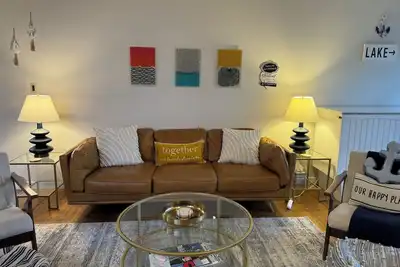 Image de Newly Remodeled Mid-Century Modern, Spacious, and Cozy Condo- Right on the Lake!