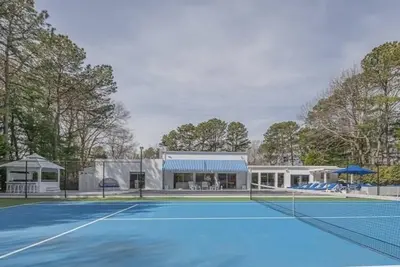 Image de Hamptons getaway - 15 min from Shinnecock Hills, Tennis court, hot tub and pool