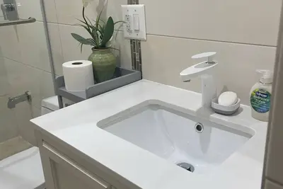 Image de 3 Bedroom Apartment — 5 min From Public Transportation