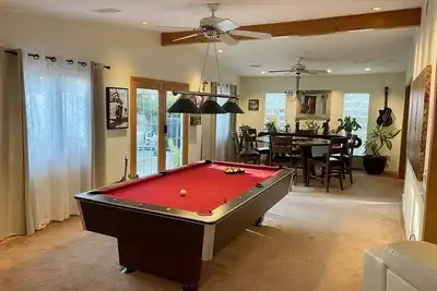 Image de Cheerful Single Story 3-bedroom home w pool table