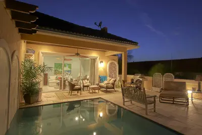 Image de Second Floor Totally Pool with BBQand summer kitchen <br>One block from the Avenue