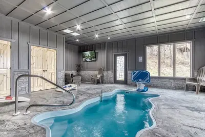 Image de New Luxury Indoor Pool cabin w/ Sunset Mnt view! Hot tub, game room, location!