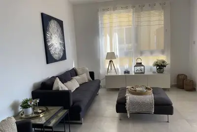 Image de Spacious, modern apartment with ocean views - 10 mins to the beach!