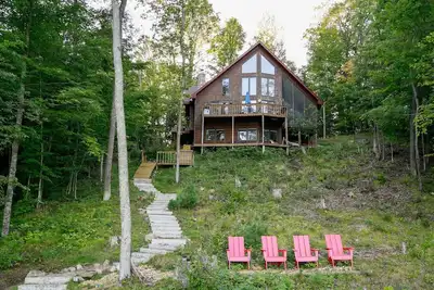 Image de Stylish and Cozy Cabin on the Red Cedar Chain overlooking quiet bay