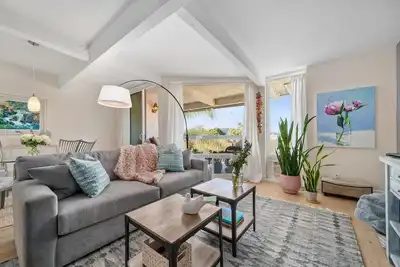 Image de Spacious LaCosta condo -- 3 miles from the beach!