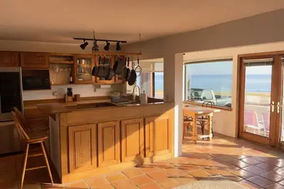 Image de Beautiful beachfront home with unobstructed ocean views