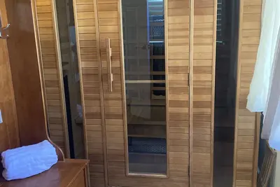 Image de Gingerbread Retreat Rejuvenating Respite - Infrared Sauna - Yard