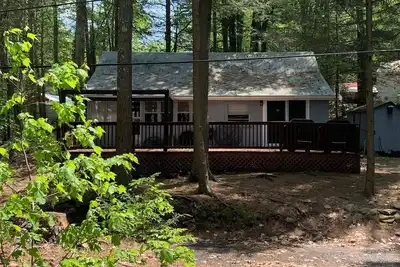Image de Enjoy being serenaded by loons at this rustic Northwood lake view cottage!