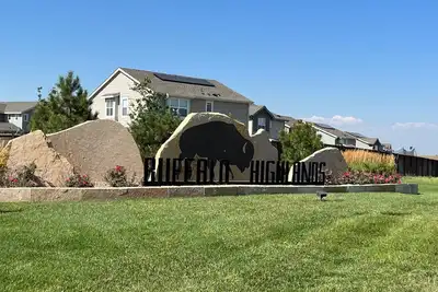 Image de 10 Mins from Denver International Airport- 2022 New Home