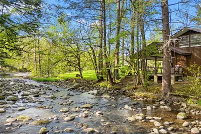 Image de Beautiful riverside cabin, sleeps 18!