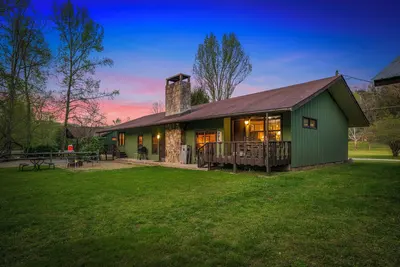 Image de 3 Bedroom Riverside Cabin minutes to Downtown Gatlinburg