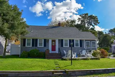 Image de Updated three bedroom home-Only 3/10's of a mile to Sea Street Beach