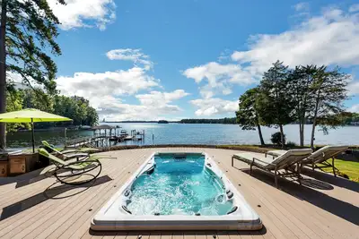 Image de Luxury Lakefront Home - Amazing Views and Sunsets, Swim Spa, Theater, and more!