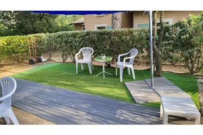 Image de Mazet de vacances dans pinède au calme.