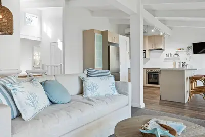 Image de Dusky on Burrill, a stunning home located in the prime position of Burrill Lakes edge.