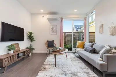 Perch - Centro Guesthouse E: Cozy Townhome w/ Parking, Deck & Pet Friendly