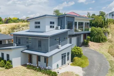 Image de The Entertainer | 5 Bed 5 Bath, 3 Storey Retreat