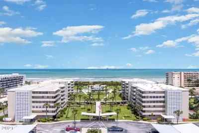 Image de Completely Reno'd 2 Bedroom condo with the Ocean in your back yard