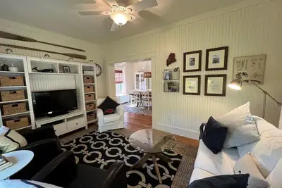 Image de Charming Summerscape Cottage, 5 Minutes to Beaches, Restaurants, and Groceries