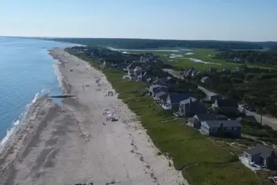 Image de 101 Ploughed Neck - Charming home. 1 mile to East Sandwich beach w. marsh view\n\n