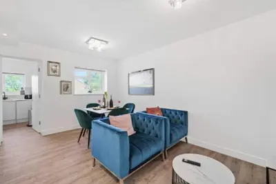 Image de Beautiful & Comfy Acton Gem ~ King Beds ~ Parking!