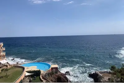 Image de studio dans résidence face à la mer piscine à débordement sur la mer