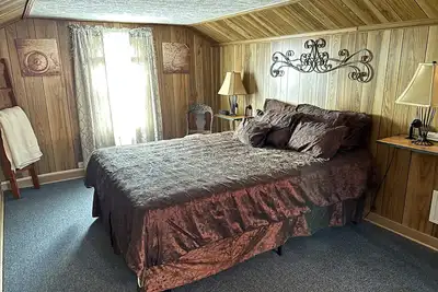 Image de Furnished dormer room  neighboring the Maysville Country Club.
