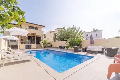 Image de Villa au canal avec piscine et amarre pour 8 personnes