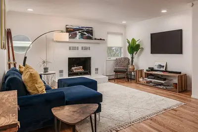 Image de Bootleggers Condo · 2 Bedroom Modern Condo in Heart of Downtown