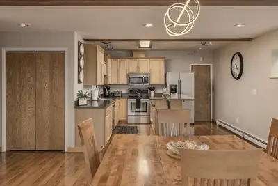 Image de Prime Downtown 2 bedroom Treehouse Style Unit