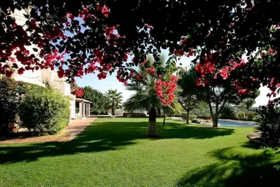 Image de Suites in luxury villa with pool and tennis court
