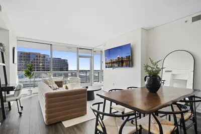 Image de Centrally located Hi Rise in Oc