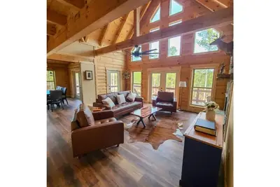 Image de 4-bedroom cabin on 5 acres with game room hot tub and bar