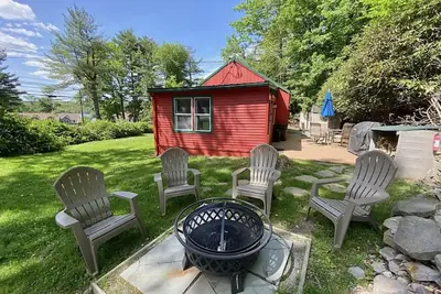 Image de Stay at the Little Red Cottage and enjoy Lake Wallenpaupack in the Poconos.