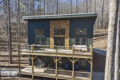 Image de New Mountain Modern Hideaway! - Walk to Disc Golf