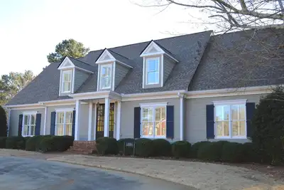 Image de 5 bed - Available Texas & Ole Miss- Beautiful - 3 mi to Uga