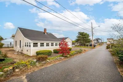 Image de Cozy Cottage steps from the beach! !