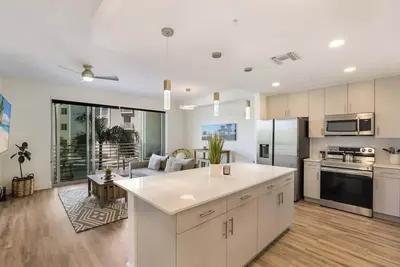 Image de Downtown Oasis: Poolside Condo, Patio & Gym
