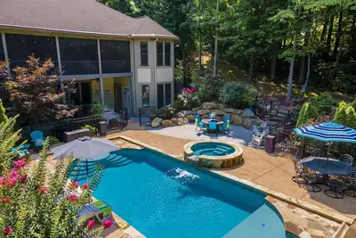 Image de Cozy Smoky Mountain Retreat Saltwater Pool Hot Tub Sleeps 6-Perfect Getaway!
