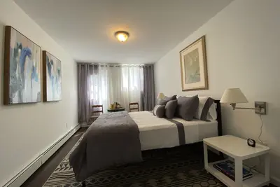 Image de Private One Bedroom Apartment with full kitchen, living room and full bath.