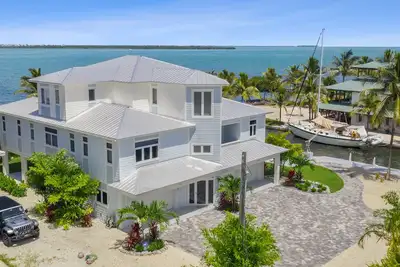 Image de ~Reel Em' Inn~ Luxury Oceanfront Summerland Key home with deep water and pool!