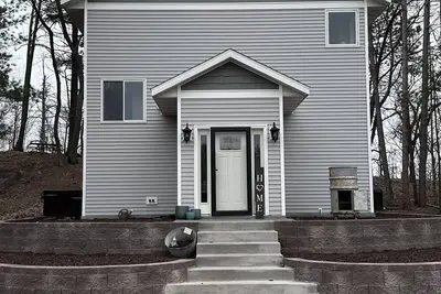 Image de New build on quiet recreational lake with hot tub. Close to \"Up North\" amenities