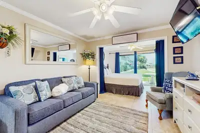 Image de Water view studio with a patio, pool access, and central Ac - snowbird friendly